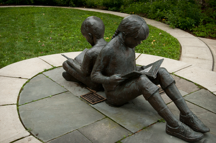 Statue of children reading